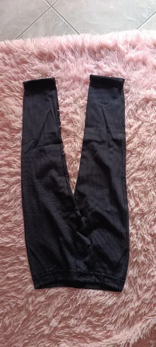 Pantaloni neri a righe