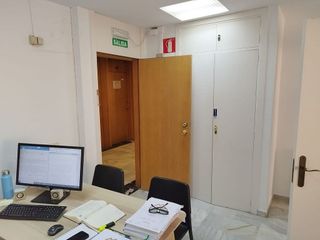 Oficina en alquiler en La Buhaira en Sevilla