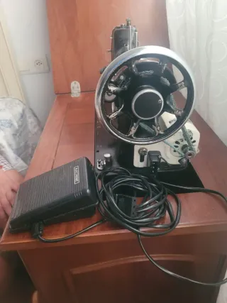 Máquina de coser Sigma con mueble