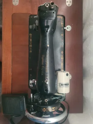 Máquina de coser Sigma con mueble