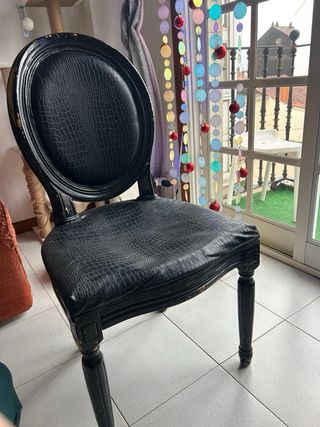Silla efecto piel Luis XVI negra