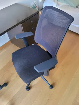 Silla de oficina ergonómica con ruedas