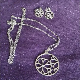 Conjunto collar y pendientes de acero rodiado