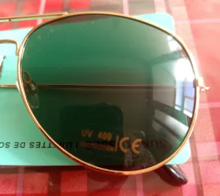 Gafas de sol doradas y verdes