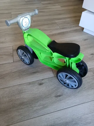 Moto correpasillos verde