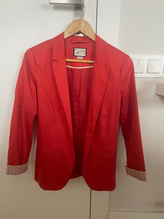 Americana mujer roja