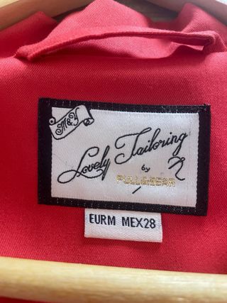 Americana mujer roja