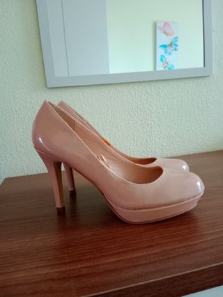 Zapatos de tacón beige y rosa