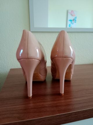 Zapatos de tacón beige y rosa