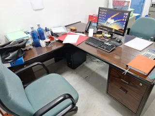 Despacho completo con Mesa con ala y 2 armarios.