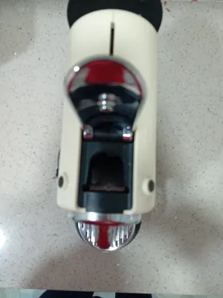 Cafetera Nespresso DeLonghi Beige