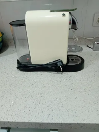 Cafetera Nespresso DeLonghi Beige