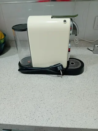 Cafetera Nespresso DeLonghi Beige