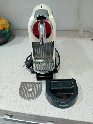 Cafetera Nespresso DeLonghi Beige