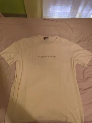 Camiseta beige con texto