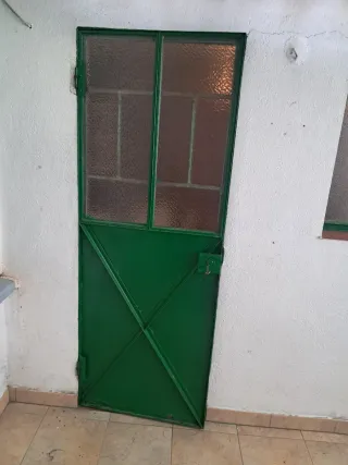 Puerta metálica antigua verde