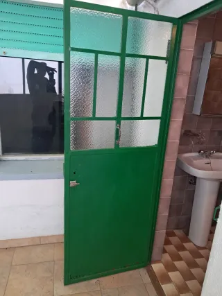 Puerta metálica antigua verde