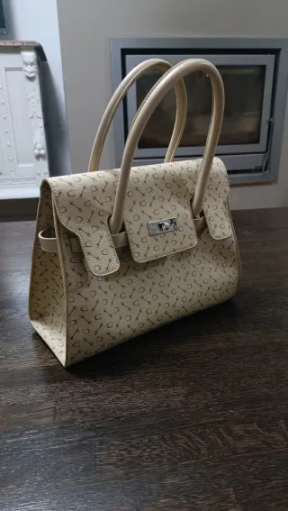 Bolso de mano beige con estampado
