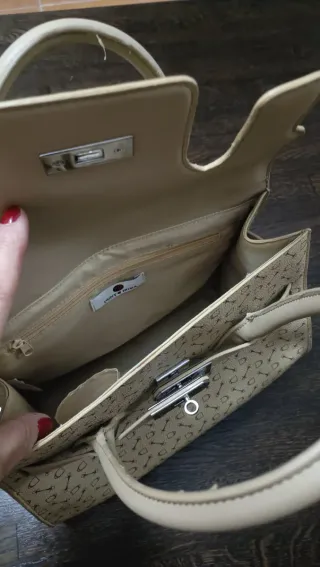 Bolso de mano beige con estampado