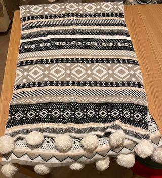 Sciarpa donna beige e nera con pompon