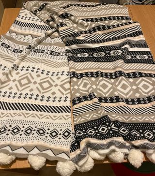 Sciarpa donna beige e nera con pompon