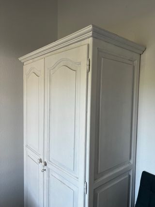 Armario blanco de madera