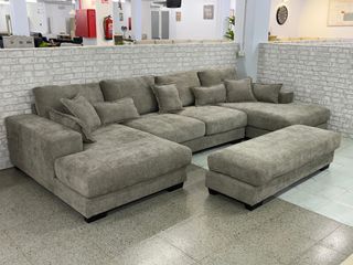 Sofa rinconera con cojines y puff a juego