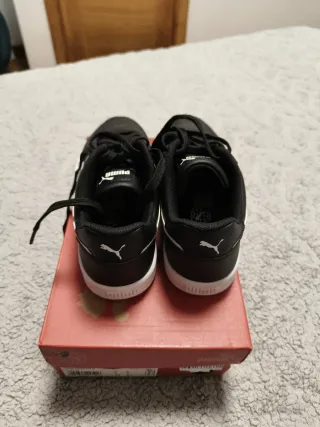 Zapatillas Puma Negras y Blancas
