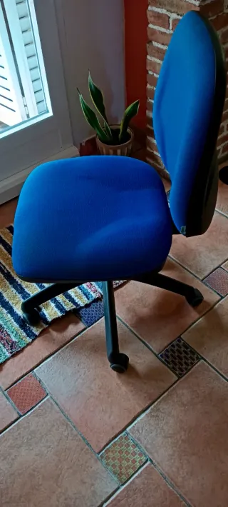 Silla de escritorio azul y negra