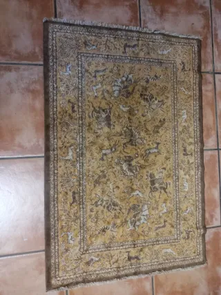 Alfombra persa beige y marrón