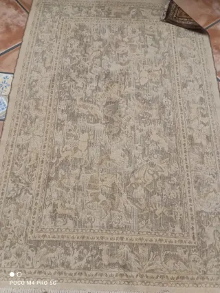 Alfombra persa beige y marrón