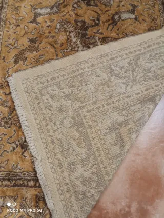 Alfombra persa beige y marrón