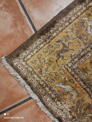 Alfombra persa beige y marrón