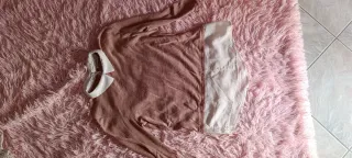 Maglia rosa con colletto bianco
