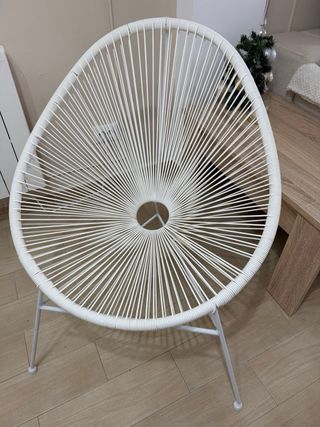 Silla ovalada blanca terraza