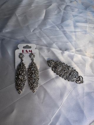 Pendientes y broche R&M plateados