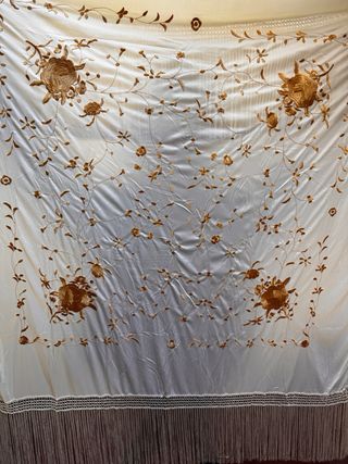 Manton beige bordado 150 cm