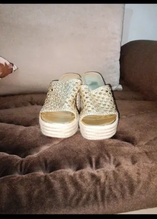 Sandalias Bershka Beige y Dorado