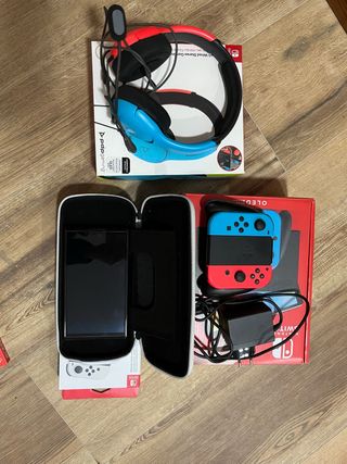 Nintendo Switch OLED + Custodia + cuffie stereo cablate