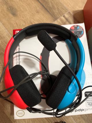 Nintendo Switch OLED + Custodia + cuffie stereo cablate