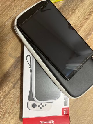 Nintendo Switch OLED + Custodia + cuffie stereo cablate