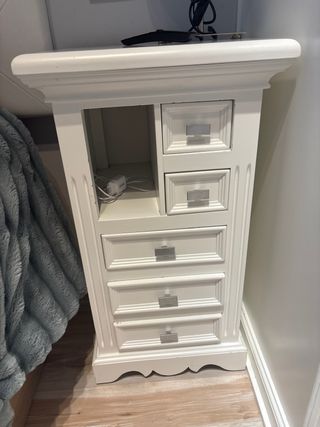 Juego de cajoneras y mesitas de noche