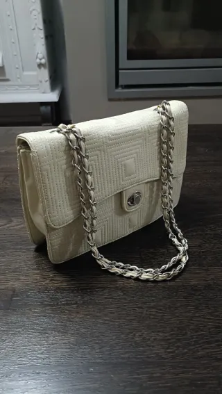 Bolso de hombro beige con cadena plateada