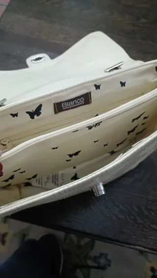 Bolso de hombro beige con cadena plateada