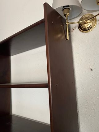 Estantería de madera marrón