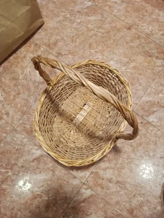 Cesta de mimbre con asa