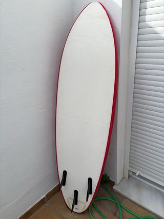 Tabla de surf roja con estrellas