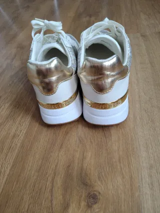 Zapatillas Michael Kors Blancas y Doradas