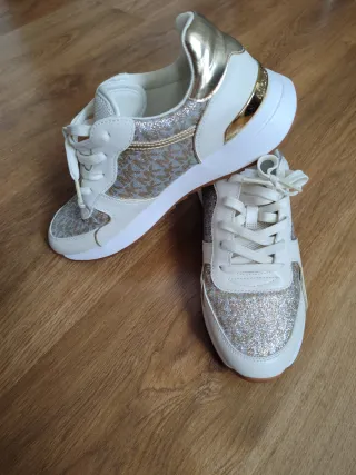 Zapatillas Michael Kors Blancas y Doradas
