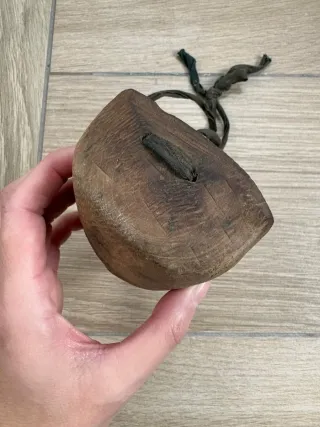 Zoqueta antigua de madera